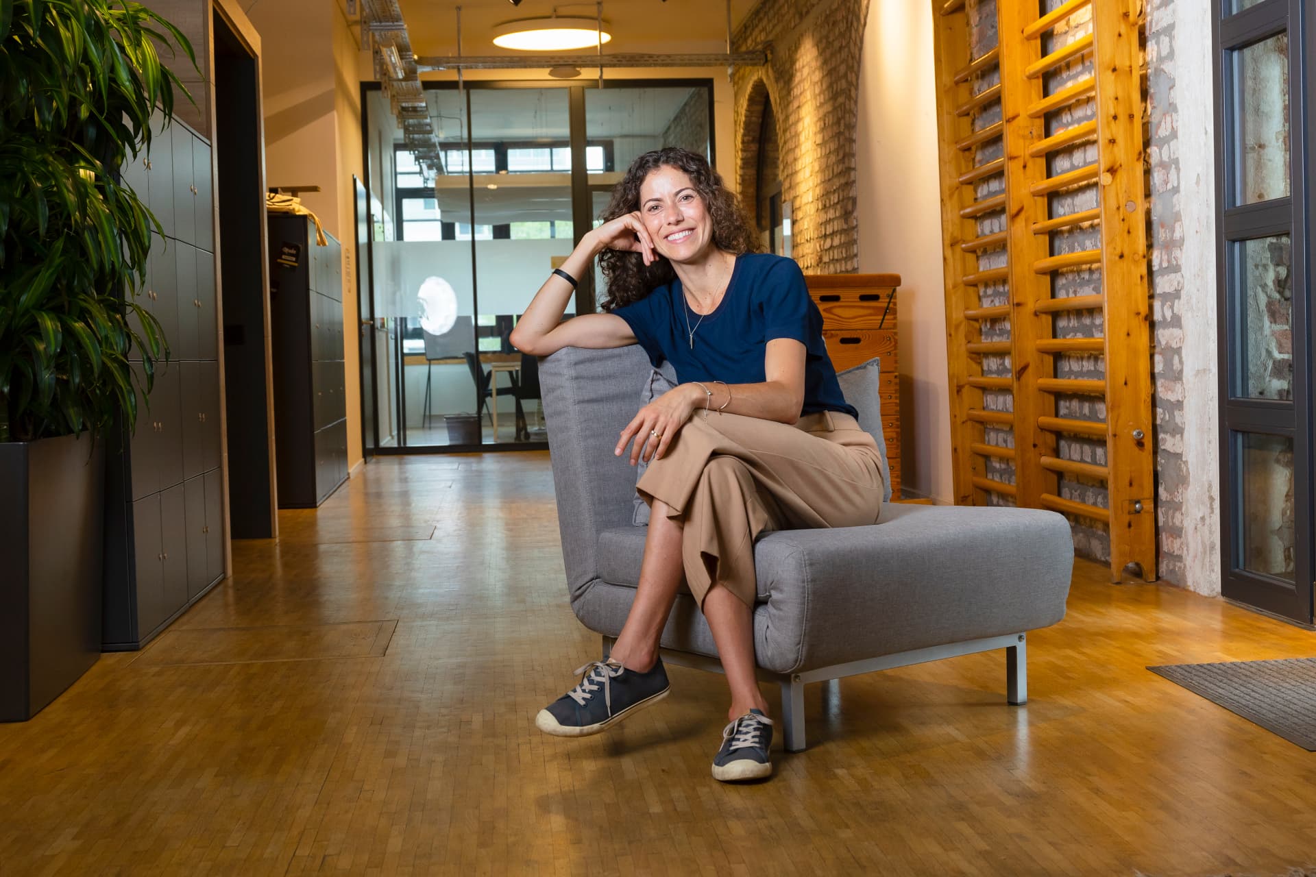 Mariana Nicolau em um espaço de trabalho