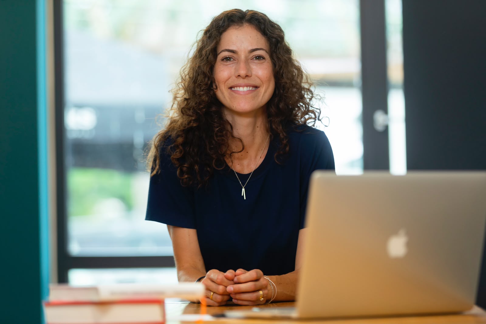 Mariana Nicolau em sua mesa de trabalho